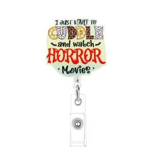 Halloween Acryl Ausweishalter mit lustigem Horrorfilm Zitat Druck und Einzugrolle.