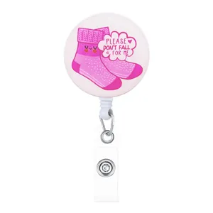 Detailansicht des einziehbaren Ausweishalters, süßes rosa Cartoon-Socken-Design, robuster Clip.