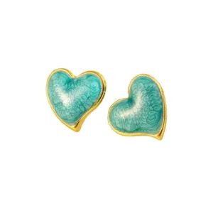 Detail van turquoise emaille oorhangerhartjes met stijlvolle gouden rand in roestvrij staal.