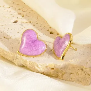 Prachtige roze geemailleerde hart oorstekers met gouden rand, roestvrij staal detail.
