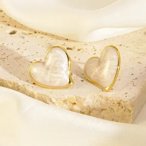 Chique roestvrijstalen hartje oorbellen met delicate emaille textuur, gedetailleerd.