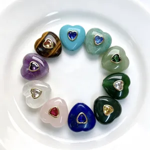 Detailaufnahme bunten Naturstein Herz Anhängern mit Zirkonia Einlage für DIY Schmuck Accessoires.