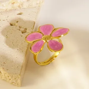 Bague fleur émaillée rose en acier inoxydable doré, bijou ouvert design luxueux.