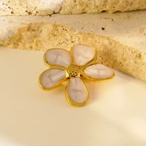 Broche fleur exquise à cinq pétales avec bordure plaquée or et détail de goutte d'huile émaillée.