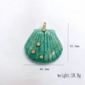 Grüner Kristall muschelförmiger Anhänger mit funkelnden Zirkonsteinen und präzisen Maßen.