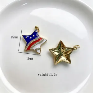 Scatto dettagliato del ciondolo a stella con bandiera USA, smalto rosso bianco blu e strass.