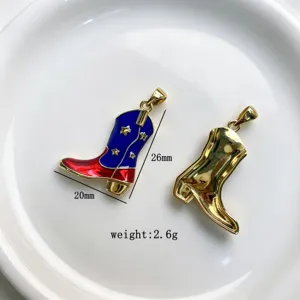 Vista dettagliata del ciondolo stivale da cowboy con stelle, misura 26x20mm e pesa 2.6g.