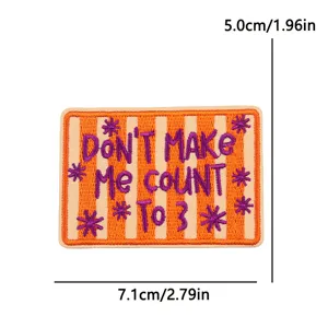 Geborduurde patch met oranje-witte strepen en grappige quote voor DIY kleding decoratie.