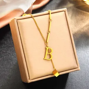 Exquis collier avec pendentif lettre B en acier inoxydable plaqué or 18K pour femmes.