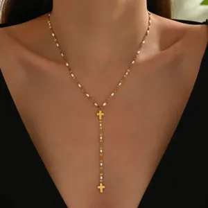 Moderna collana con croce in acciaio inox dorato con perline di smalto bianco e catena a Y chic.