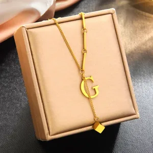 Bracelet lettre G en acier inoxydable plaqué or 18k exquis, design minimaliste chic.