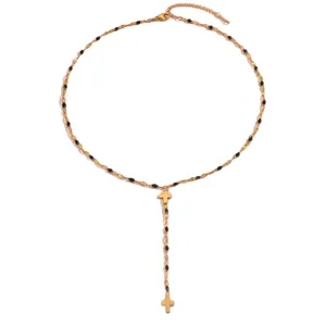 Collana con perle e croce in acciaio al titanio placcato oro 18k, vista principale, stile vacanza.