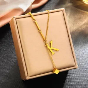 Magnifique collier lettre K plaqué or en acier inoxydable avec maillons barres chic.