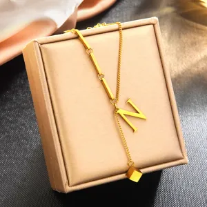 Vue de détail en acier inoxydable plaqué or 18k avec pendentif lettre N accessoire bijou.