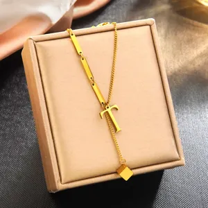 Exquis collier pendentif lettre T en acier inoxydable plaqué or 18k pour femmes.