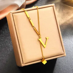 Exquise collier en acier inoxydable lettre V doré avec un pendentif pendentif cube chic