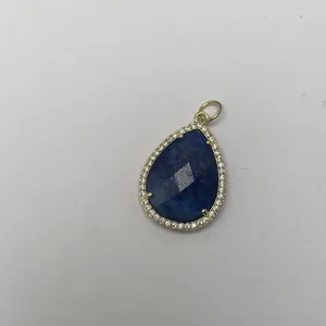 Wunderschöner Lapislazuli Tropfen-Anhänger mit funkelnden Zirkonia-Mikrofassung Details.