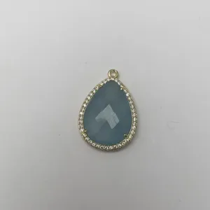 Tropfenform Naturstein Anhänger mit Mikro Zirkonia Pave Besatz und goldfarbener Metallöse.