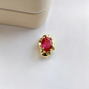 Detailaufnahme der vergoldeten ovalen roten Zirkon Lochperle für DIY Armband Accessoires.
