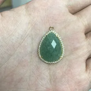 Detailansicht vom tropfenfoermigen gruenen stein mikro pave zirkonia DIY anhaenger