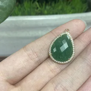Tropfenform gruener Naturstein Anhaenger mit Zirkonia Mikro Pave fuer DIY Schmuck Detailansicht