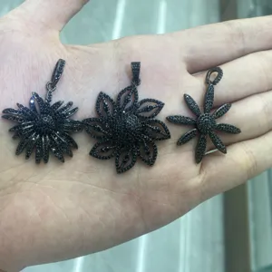Detailansicht von drei gunmetal schwarzen Strass Blumen Anhängern, gothic Modeschmuck.