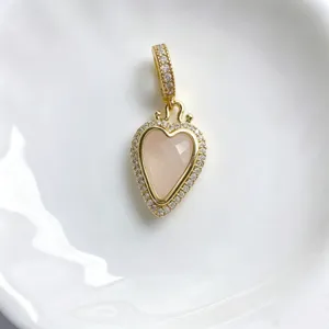 Vergoldeter Herz Naturstein Anhänger mit Zirkon Pave Vintage DIY Schmuckstück Detail.