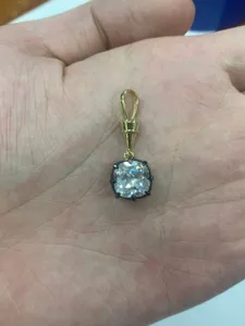 Raffinato ciondolo in zircone con taglio cuscino bicolore ideale per eleganti gioielli fai da te.