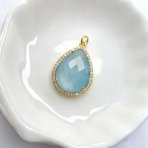 Wunderschöner tropfenförmiger hellblauer Edelstein Anhänger mit Zirkonia und vergoldetem Rand.