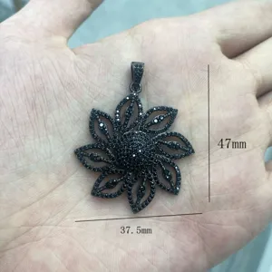 Nahaufnahme des eleganten schwarzen Kristallanhängers mit detaillierten Maßangaben.