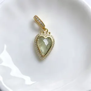 Goldener Herz-Naturstein-Anhänger mit Pavé-Diamant-Fassung, Vintage-Schmuckzubehör.