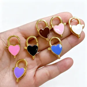 Détail de fermoir mousqueton cœur coloré avec diverses boucles à ressort en métal pour bijoux DIY.