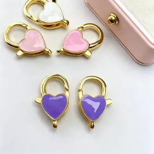 Gros plan détaillé de fermoirs mousquetons en forme de cœur colorés pour bijoux DIY.