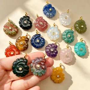 Vue détaillée de pendentifs coquillage en pierre naturelle sculptée avec cristaux sertis.