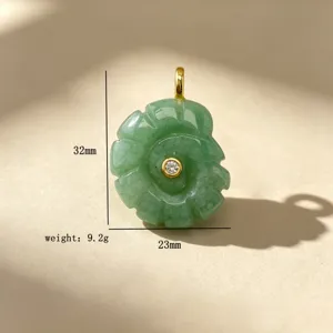 Pendentif conque en pierre naturelle verte, bélière dorée et pierre, 32x23mm, 9,2g.
