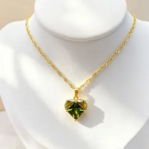 Collier doré avec pendentif en oxyde de zirconium cœur vert bijou tendance élégant cadeau.