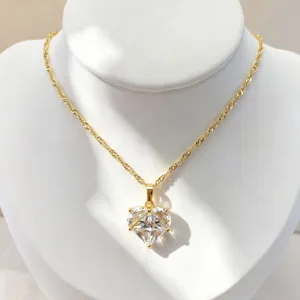Vue détail collier pendentif zircon cœur doré, bijou en cristal étincelant charmant.