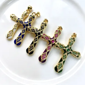 Vue détaillée de pendentifs croix en émail coloré avec zircon, parfaits pour bijoux DIY.