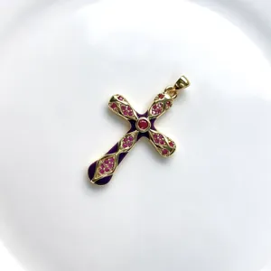 Pendentif croix en zircone pavé de cuivre doré, accessoire de bijoux de mode émail violet.