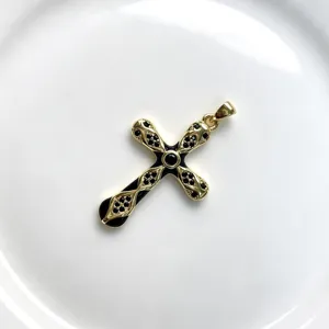 Pendentif croix doré en cuivre micro-serti de zircone noire, accessoire bijoux DIY.