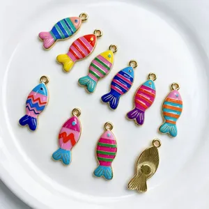 Pendentifs colorés de poisson en émail pour colliers DIY, accessoires de style océan.
