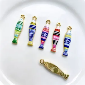 Pendentifs de poissons rayés en émail coloré pour accessoires de bijoux DIY faits main