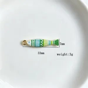 Joli pendentif poisson rayé émaillé coloré accessoire de collier DIY 33x7mm 3g.