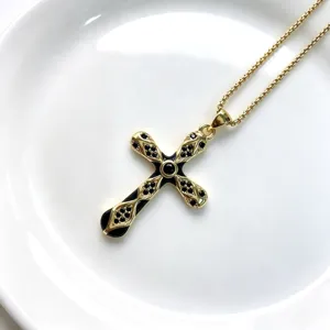 Élégant collier croix plaqué or avec un superbe pendentif gothique en zircons noirs.