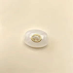 Detailansicht von weißem Chalcedon mit gefasstem Strass DIY Halsketten Anhänger Zubehör.