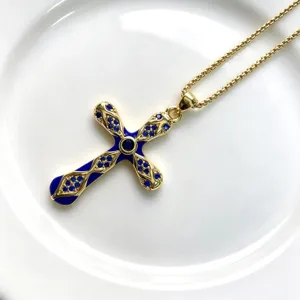 Pendentif croix en zircon micro-serti en cuivre plaqué or bijou de mode accessoire