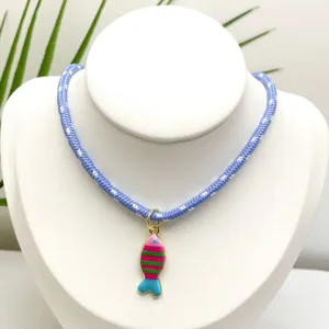 Vue de détail d'un collier en corde tressée bleue avec pendentif poisson coloré DIY.