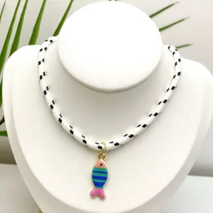 Beau collier pendentif avec poisson coloré style océan et corde noire et blanche