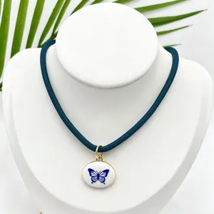 Collar con colgante ovalado de mariposa azul vintage con cordón oscuro, joyería de moda.
