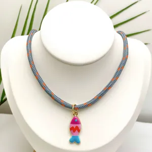 Pendentif poisson coloré style marin collier DIY avec cordon tissé gris et orange accessoire